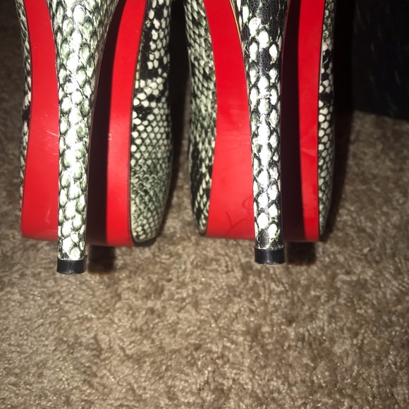 Christian Louboutin - Picture 5 of 8